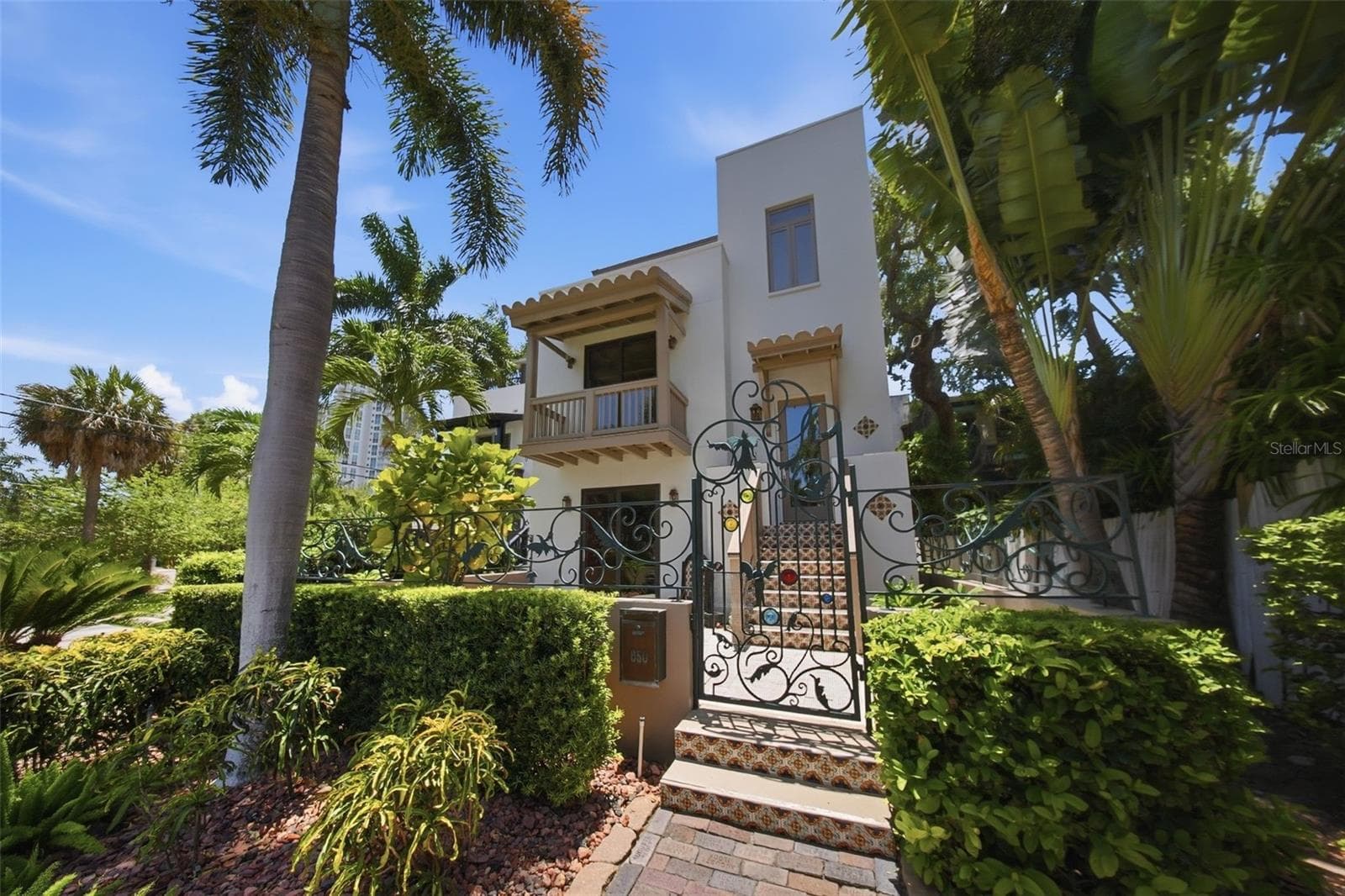 650 Beach Drive NE photo 02
