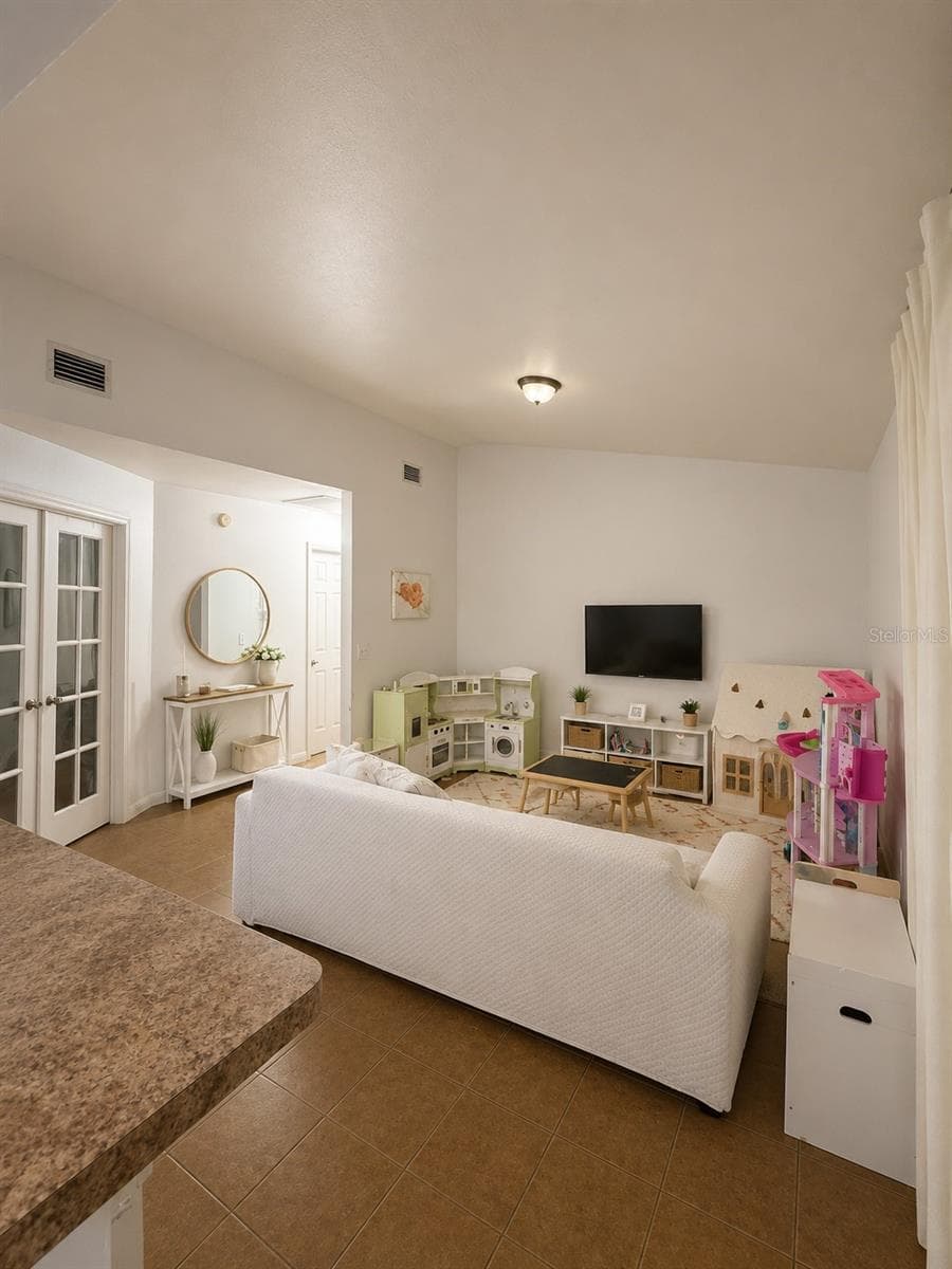 2113 N Normandy Boulevard photo 05