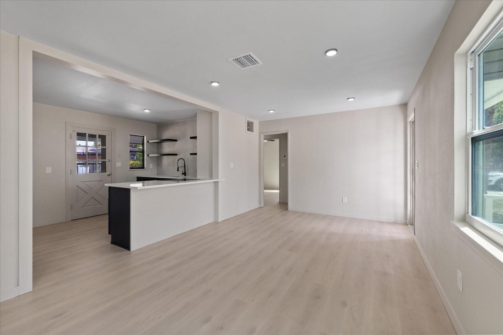 8211 Diagonal Road N photo 07