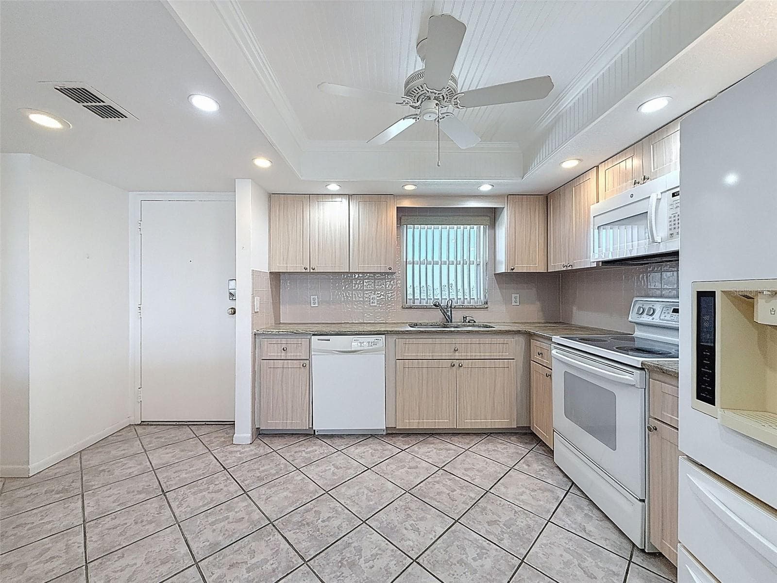 4550 Cove Circle 507 photo 05