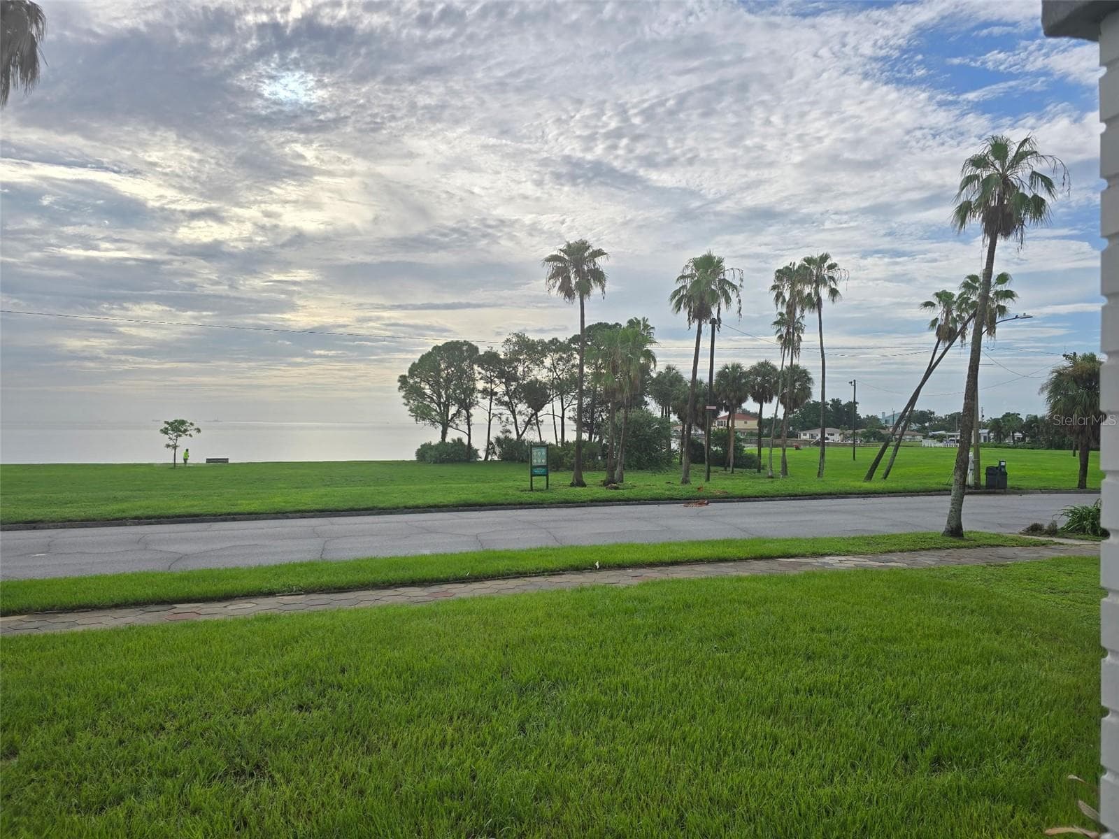 2041 Beach Dr Se photo 02