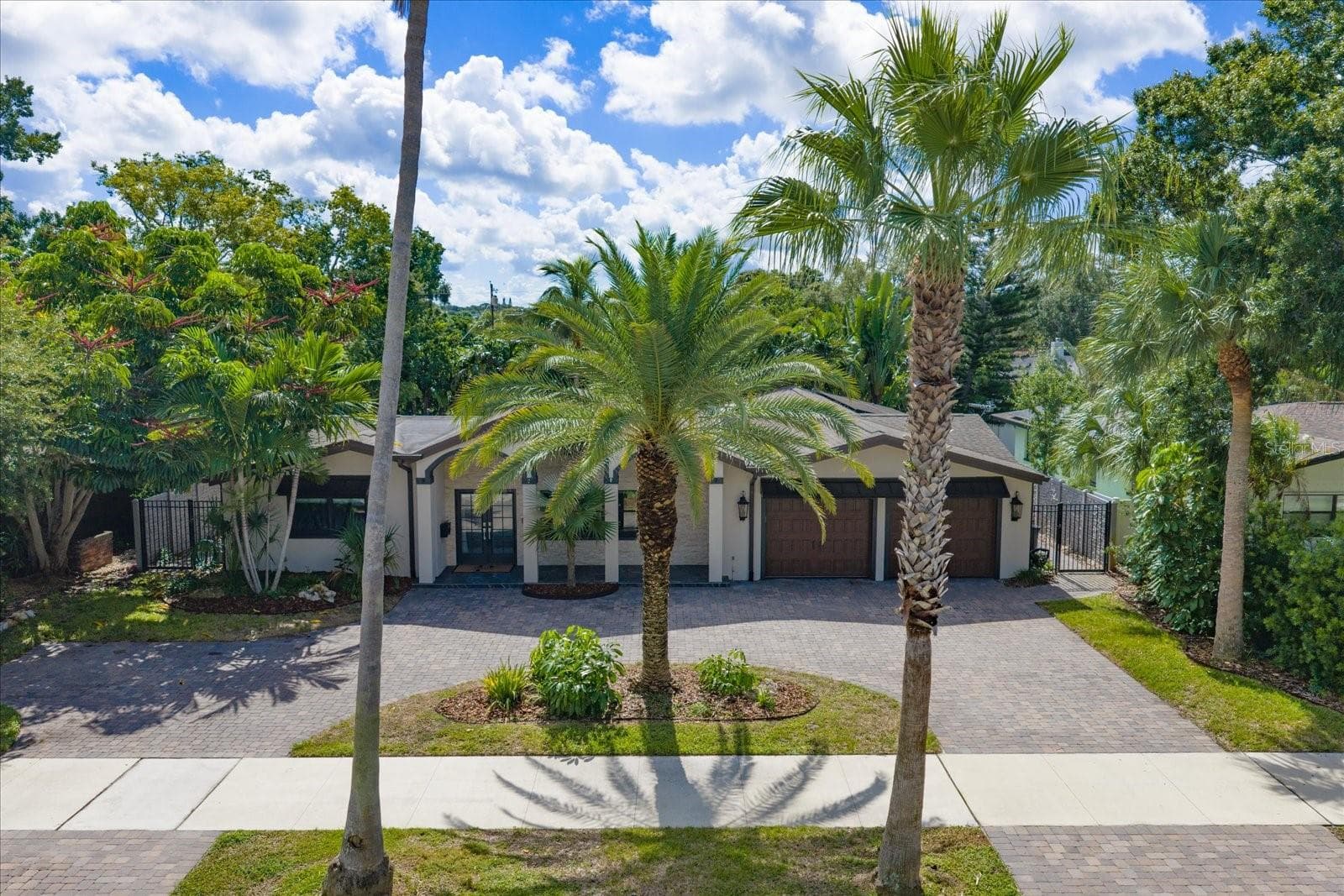 1621 Indian Rocks Road photo 02