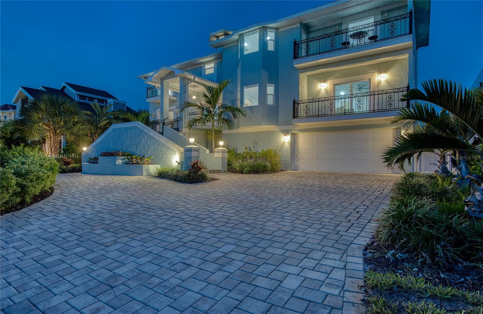 289 8th Avenue N