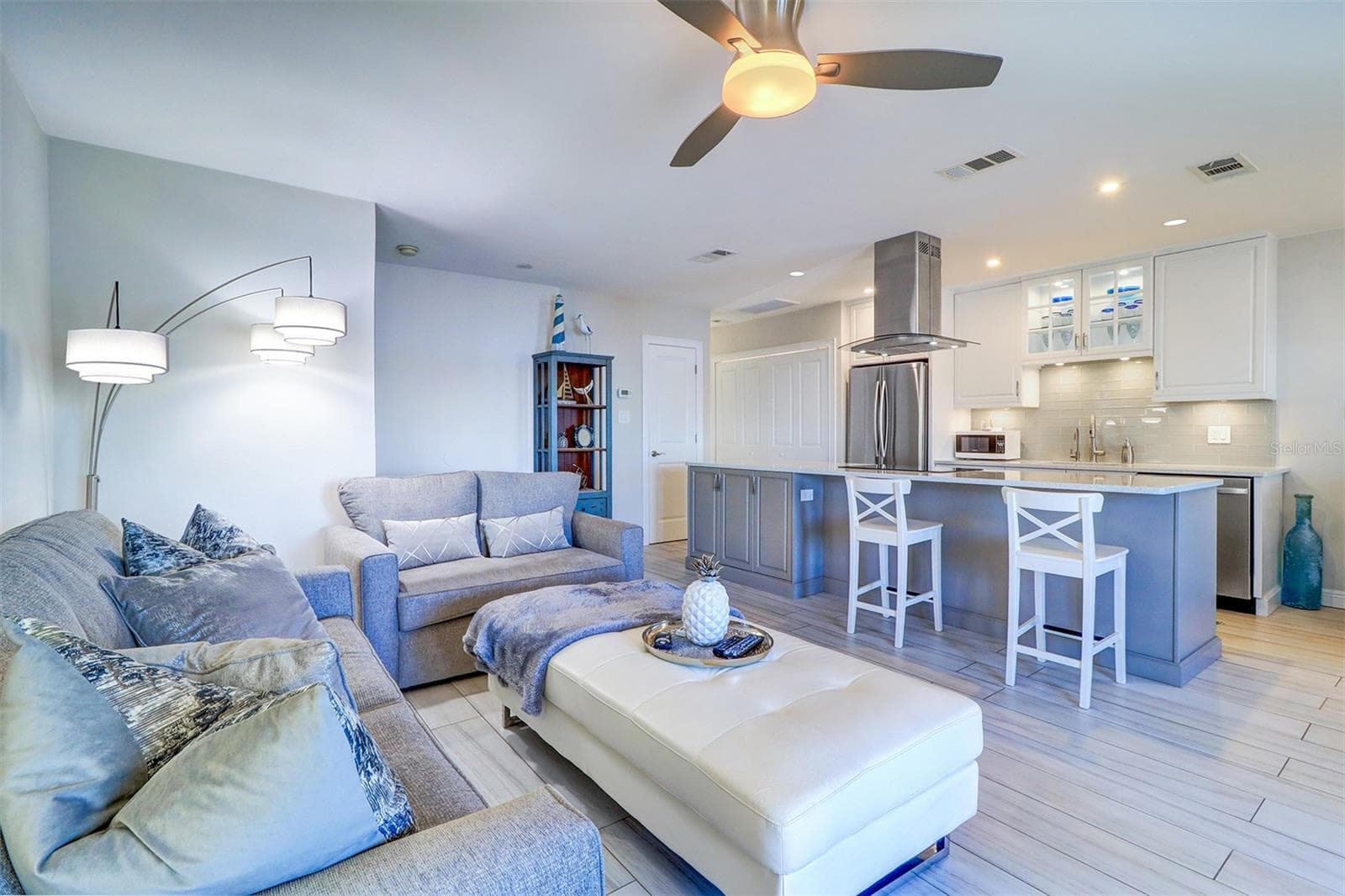 225 Pompano Drive SE C photo 04