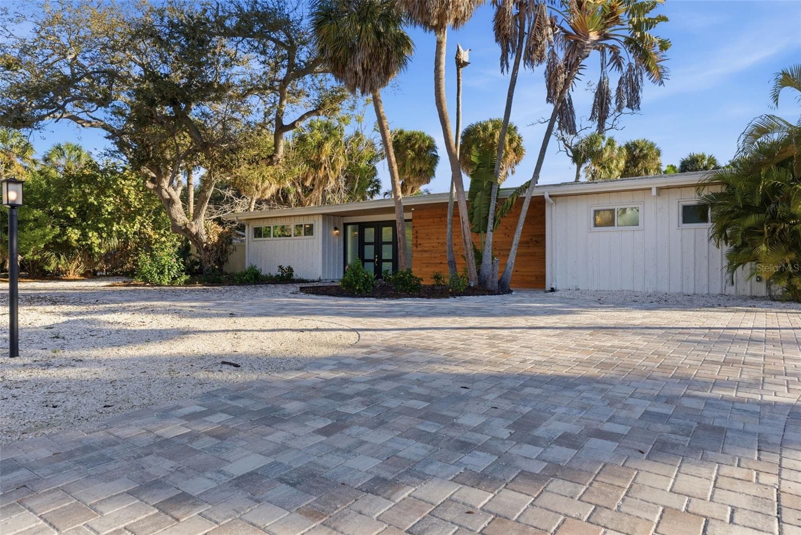 4879 Commonwealth Drive photo 02