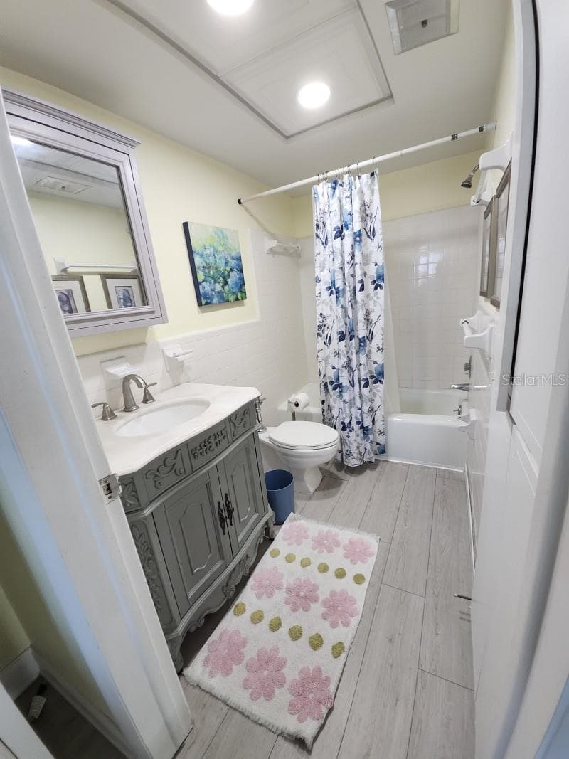 300 64th Avenue 426 photo 03