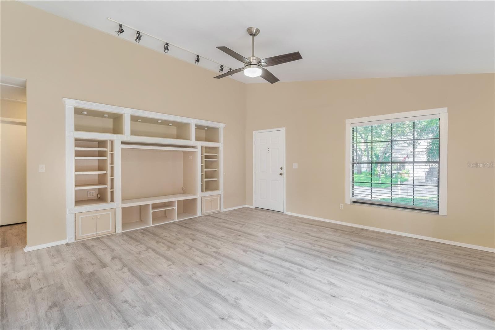 3826 Lake Shore Drive photo 04