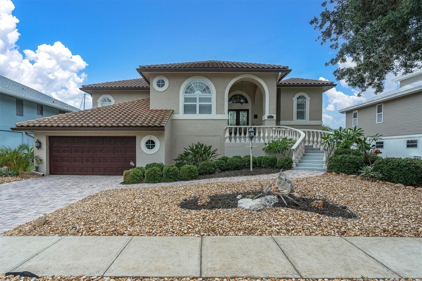 2853 Seabreeze Drive S photo 02