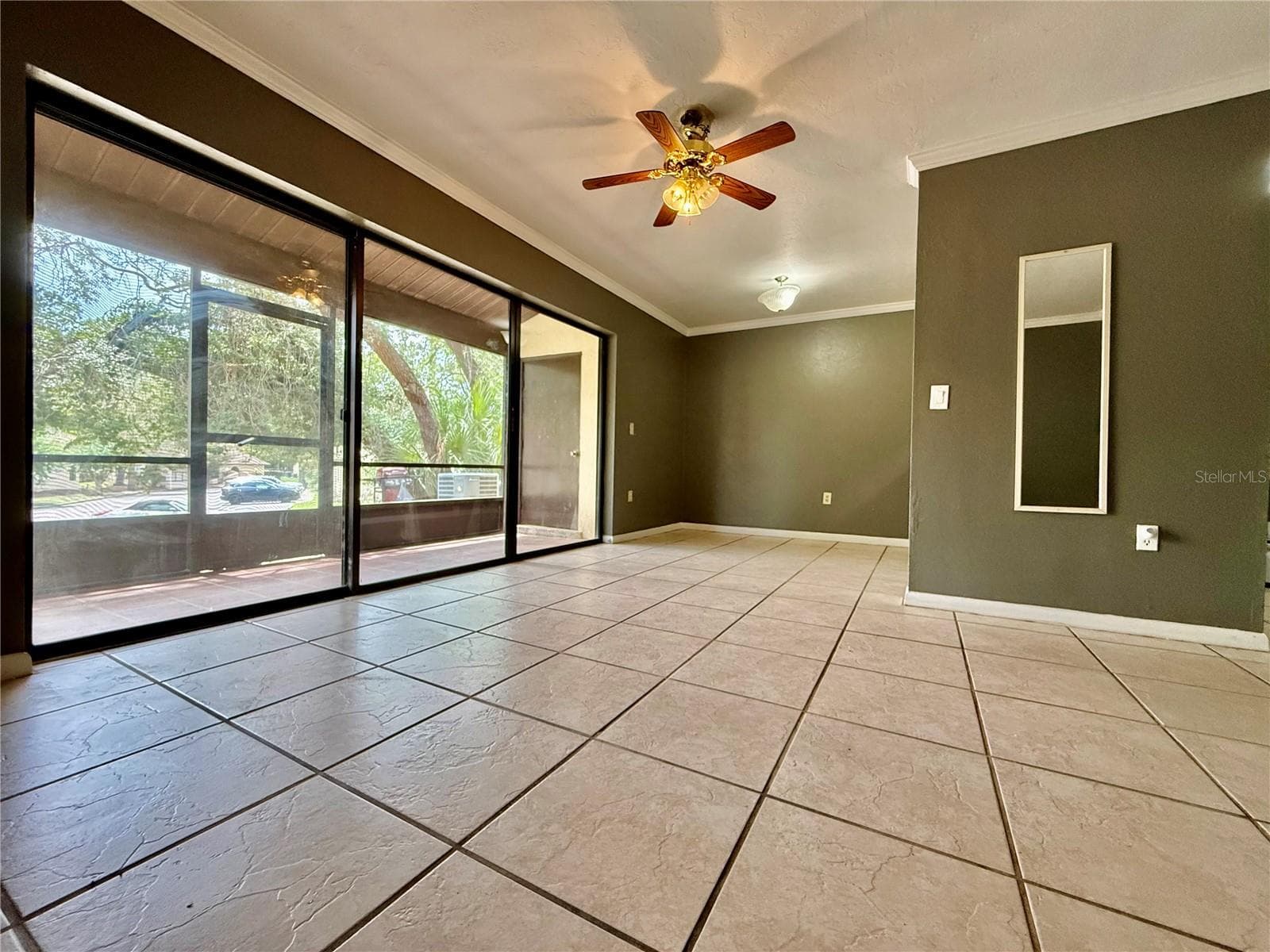 2735 SW 35th Place 601 photo 02