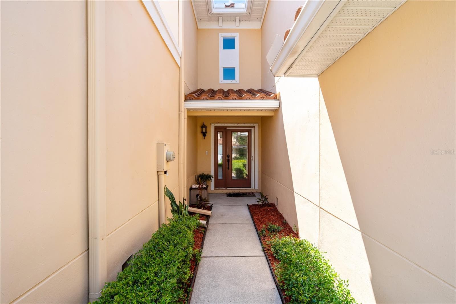 210 Valencia Circle photo 05