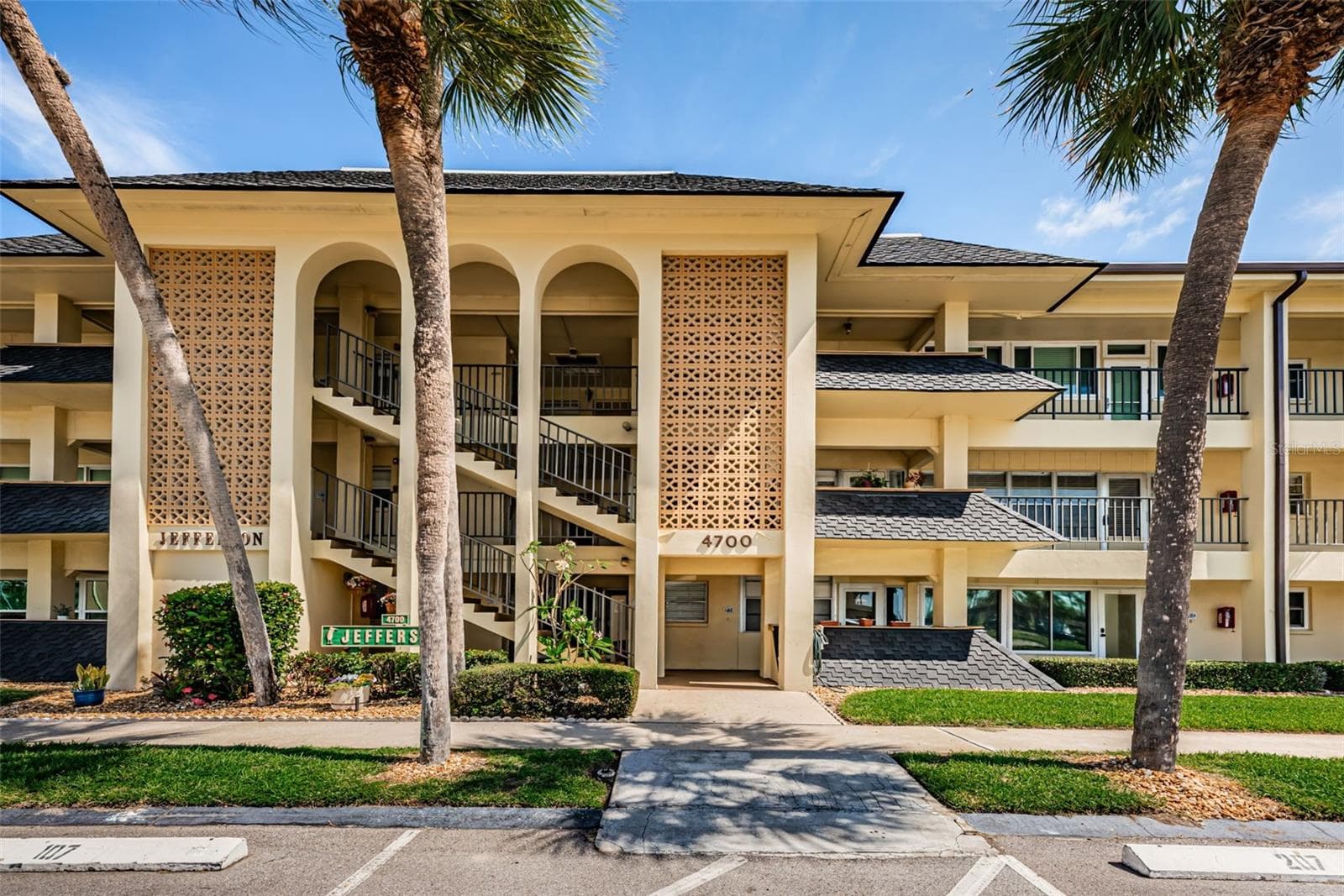4700 Cove Circle 208