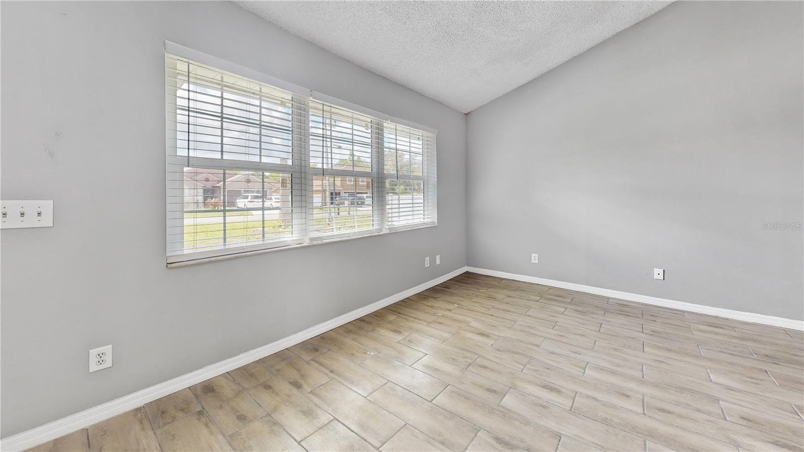 305 Medina Court photo 03