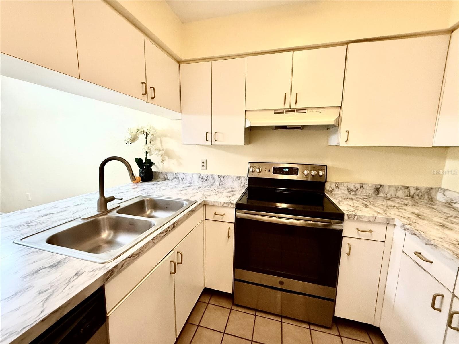 2735 SW 35th Place 1604 photo 06