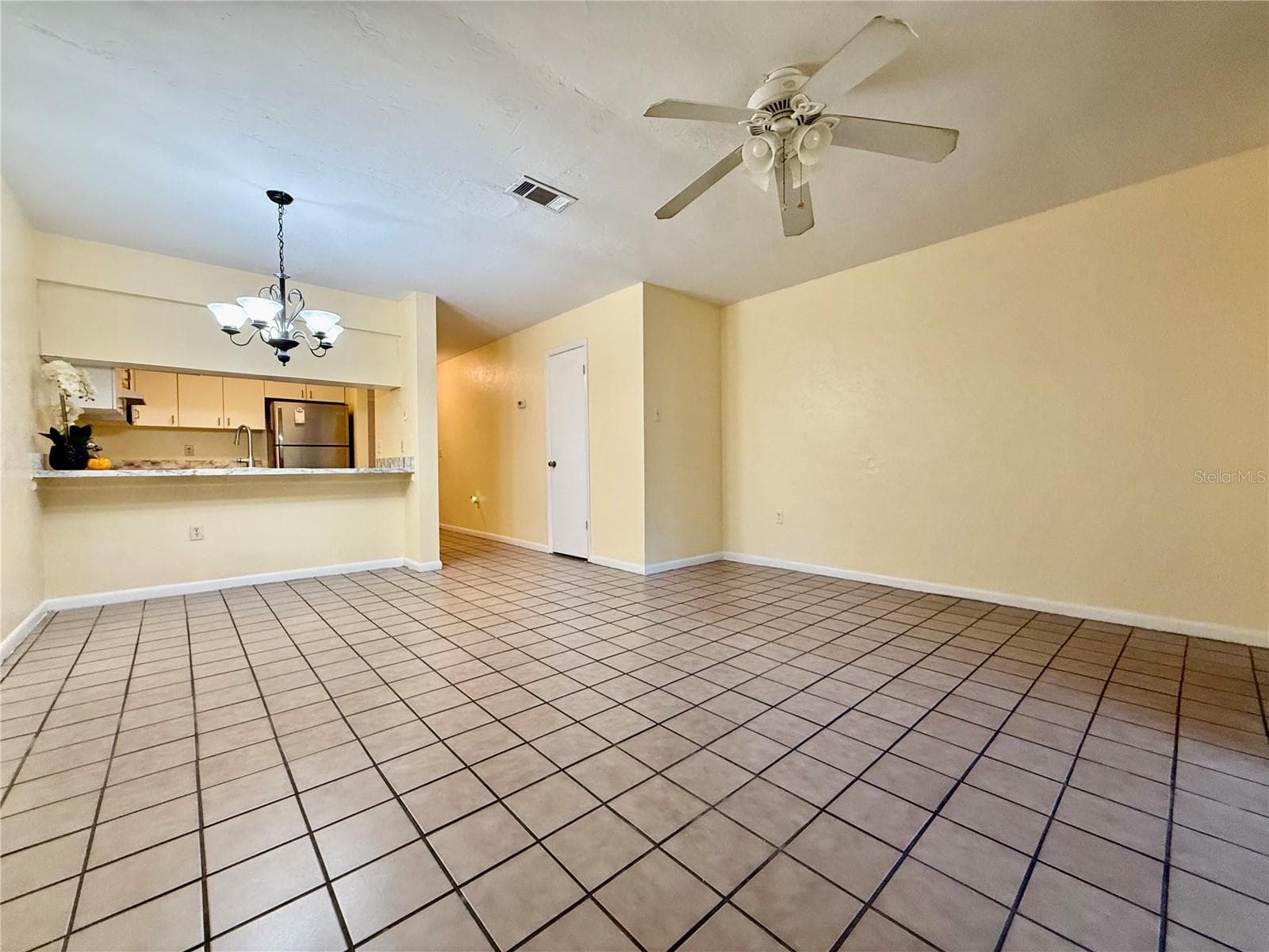 2735 SW 35th Place 1604 photo 04