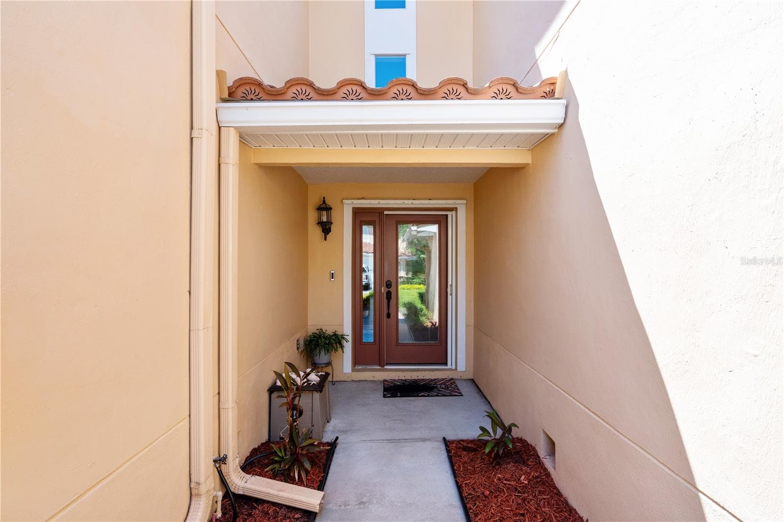 210 Valencia Circle photo 04