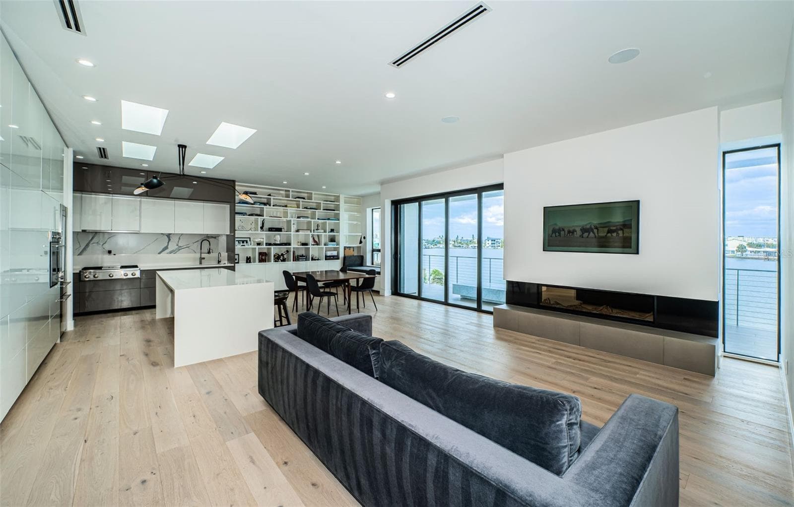 14077 N Bayshore Drive photo 07