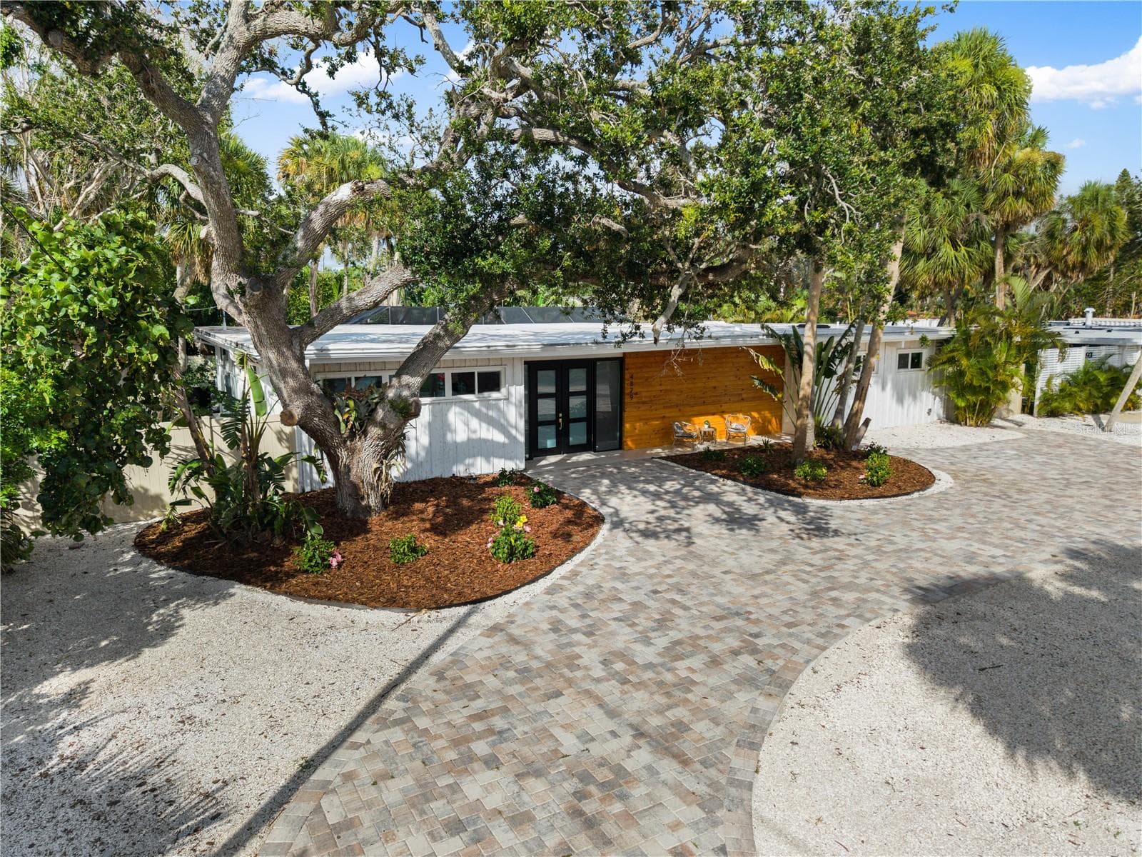4879 Commonwealth Drive