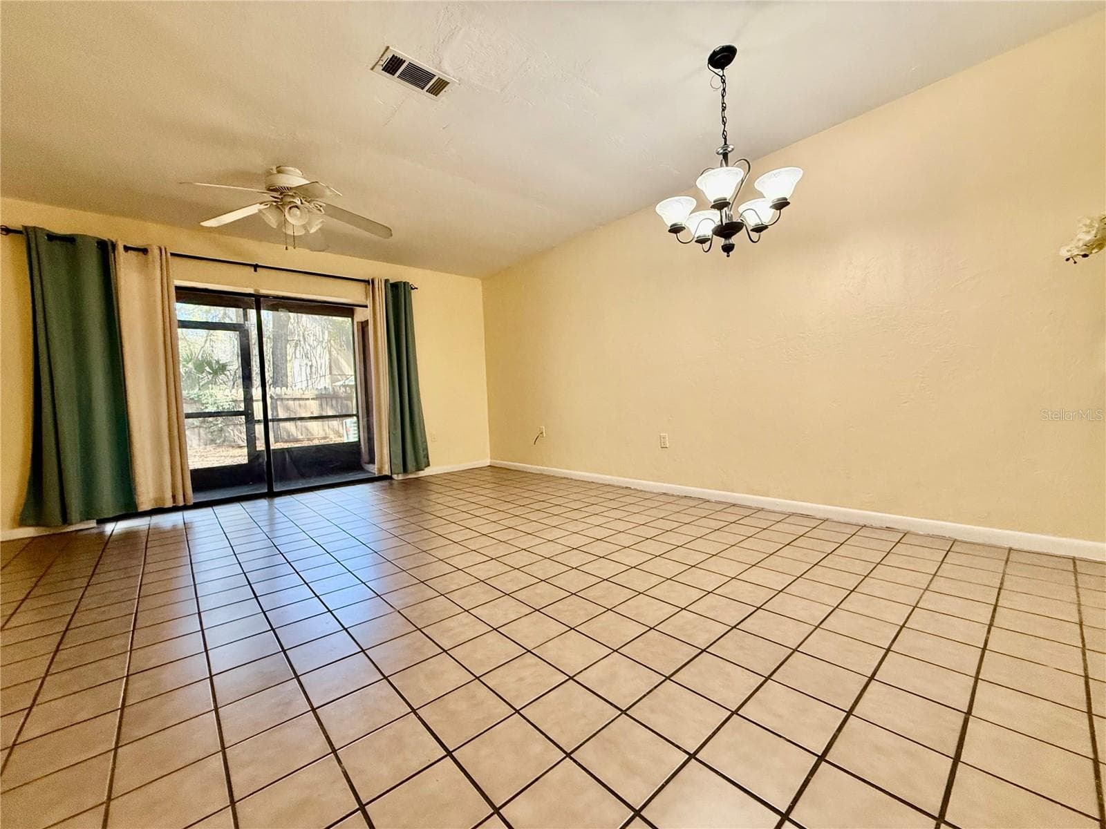 2735 SW 35th Place 1604 photo 03