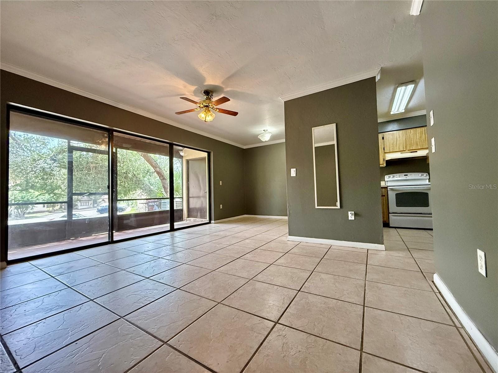 2735 SW 35th Place 601 photo 03