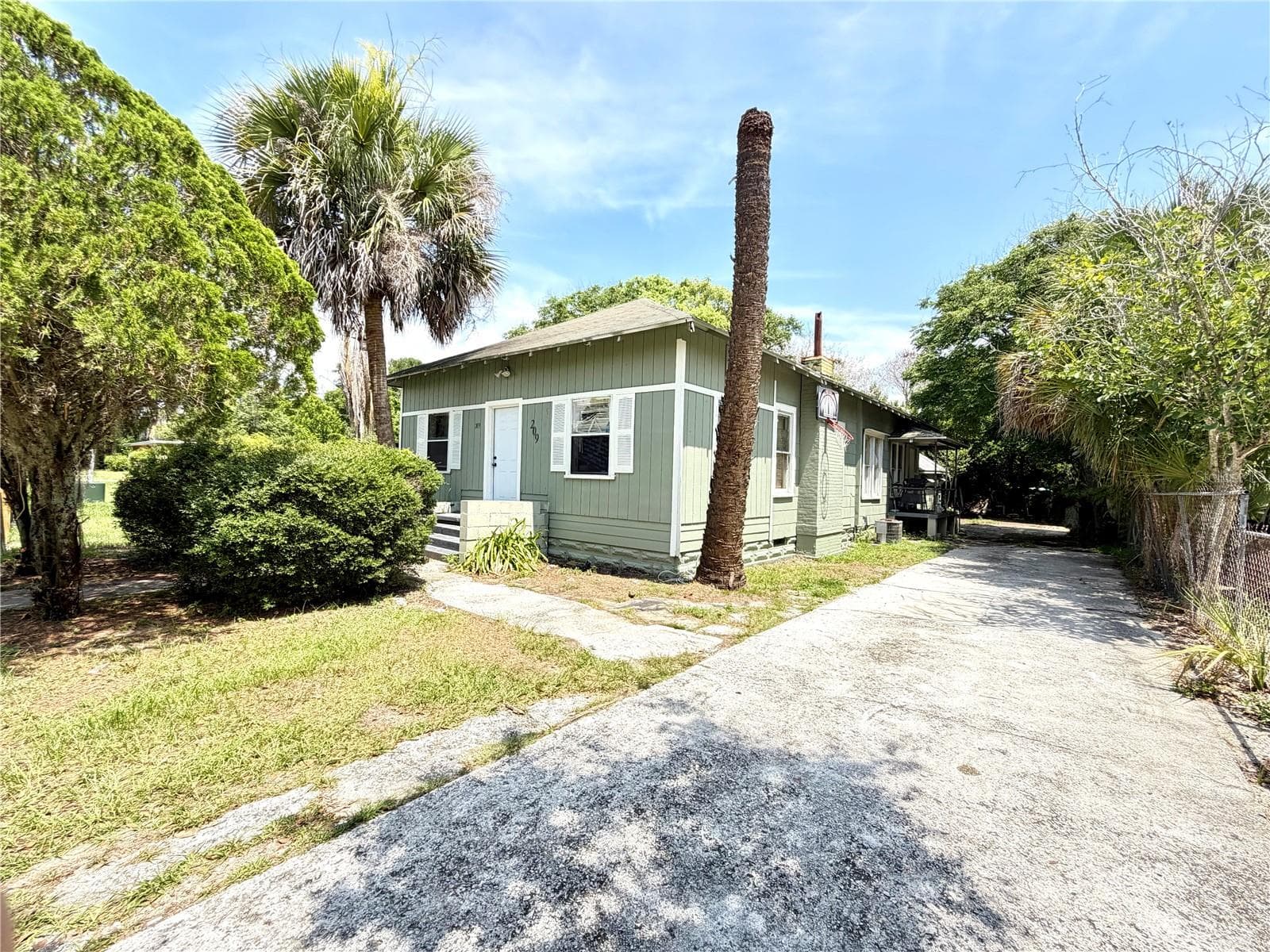 209 Avenue C NE photo 02
