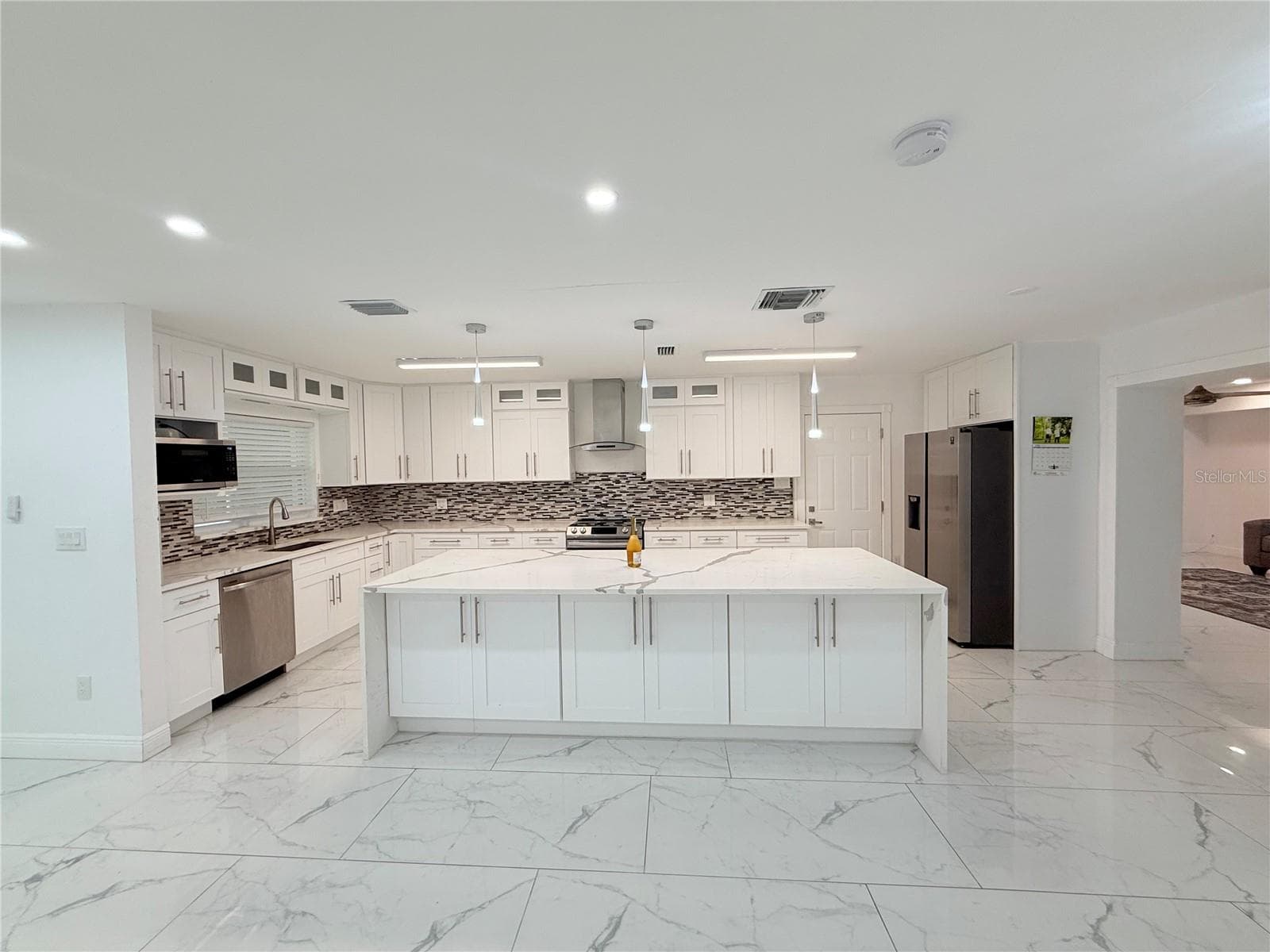 1557 Robinson Drive N photo 02