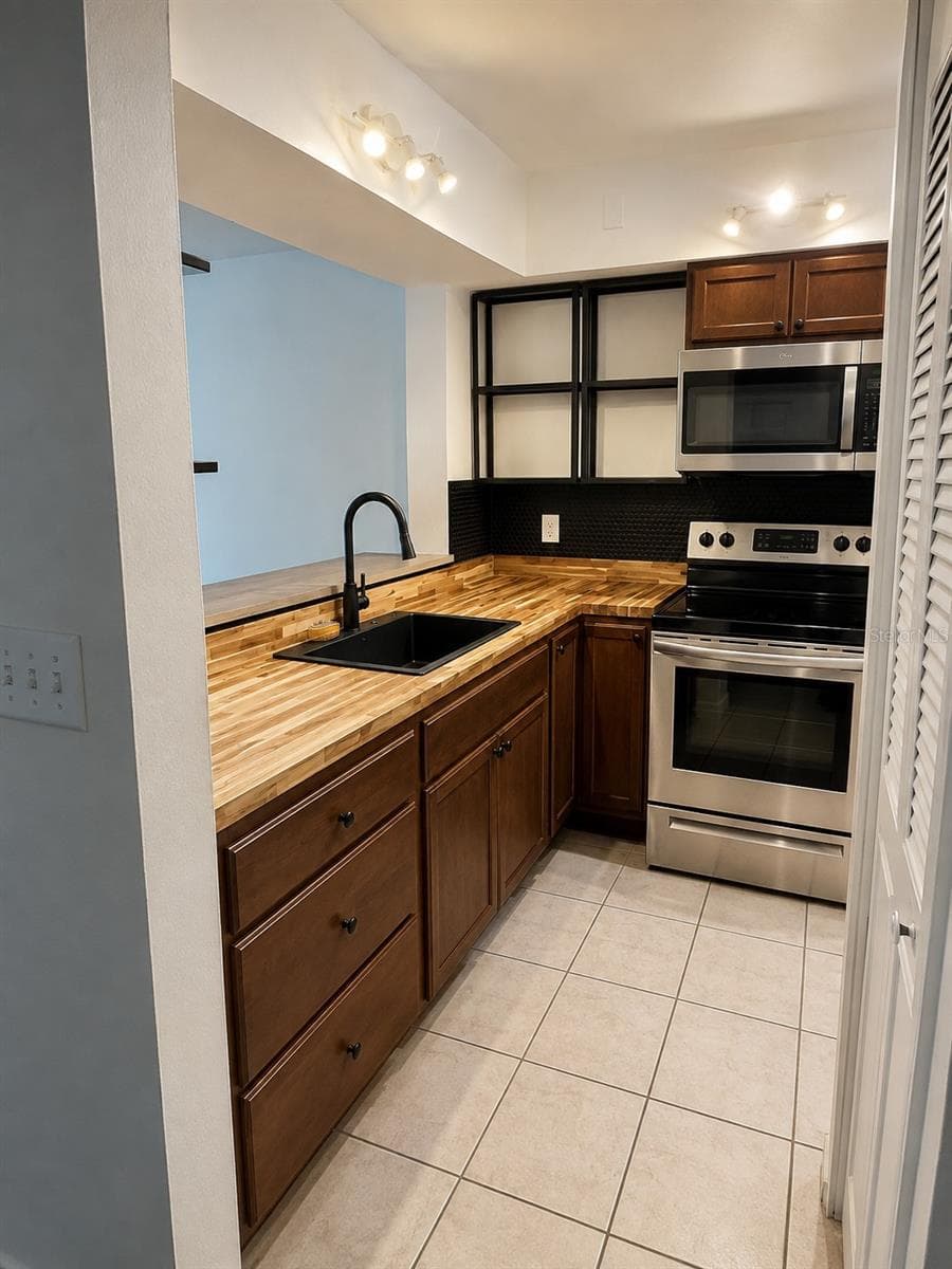 2900 S Semoran Boulevard B1 photo 02