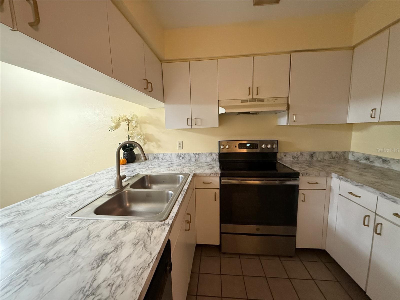 2735 SW 35th Place 1604 photo 05