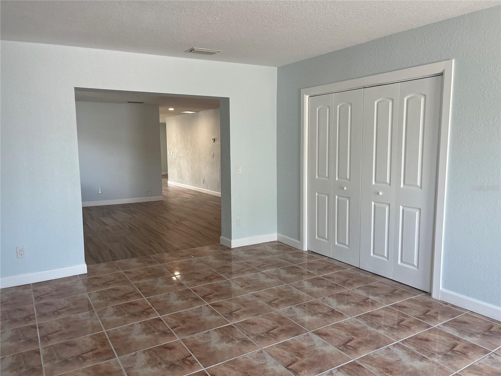 307 La Hacienda Drive photo 04