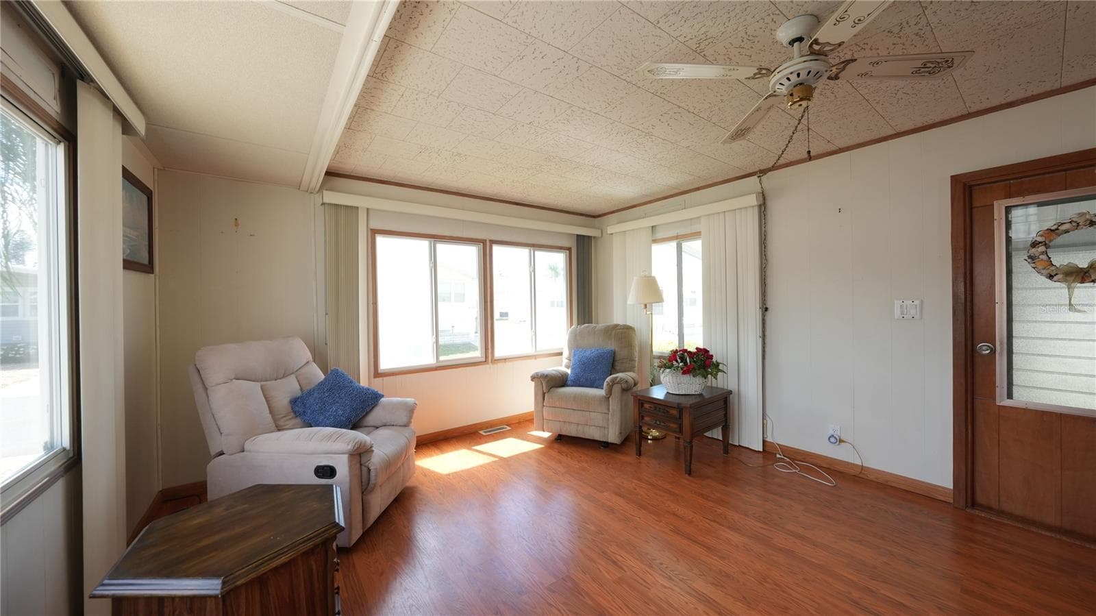 210 Southwinds Drive photo 05