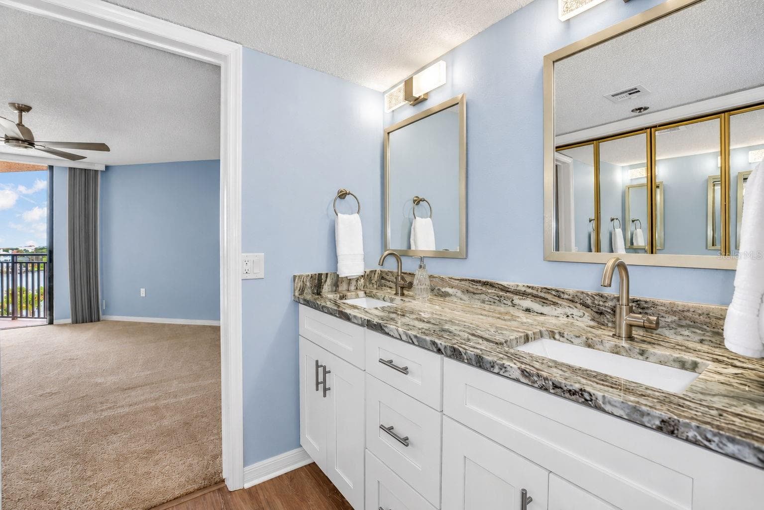 690 Island Way 606 photo 04