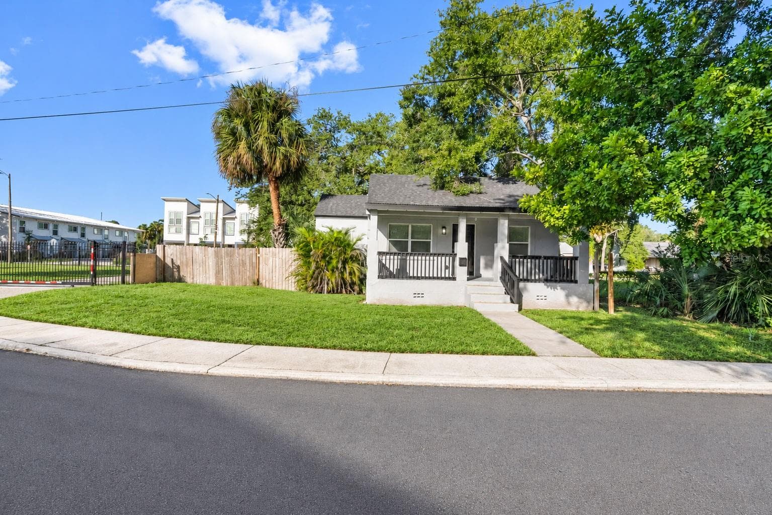 1757 Queen Street S photo 03