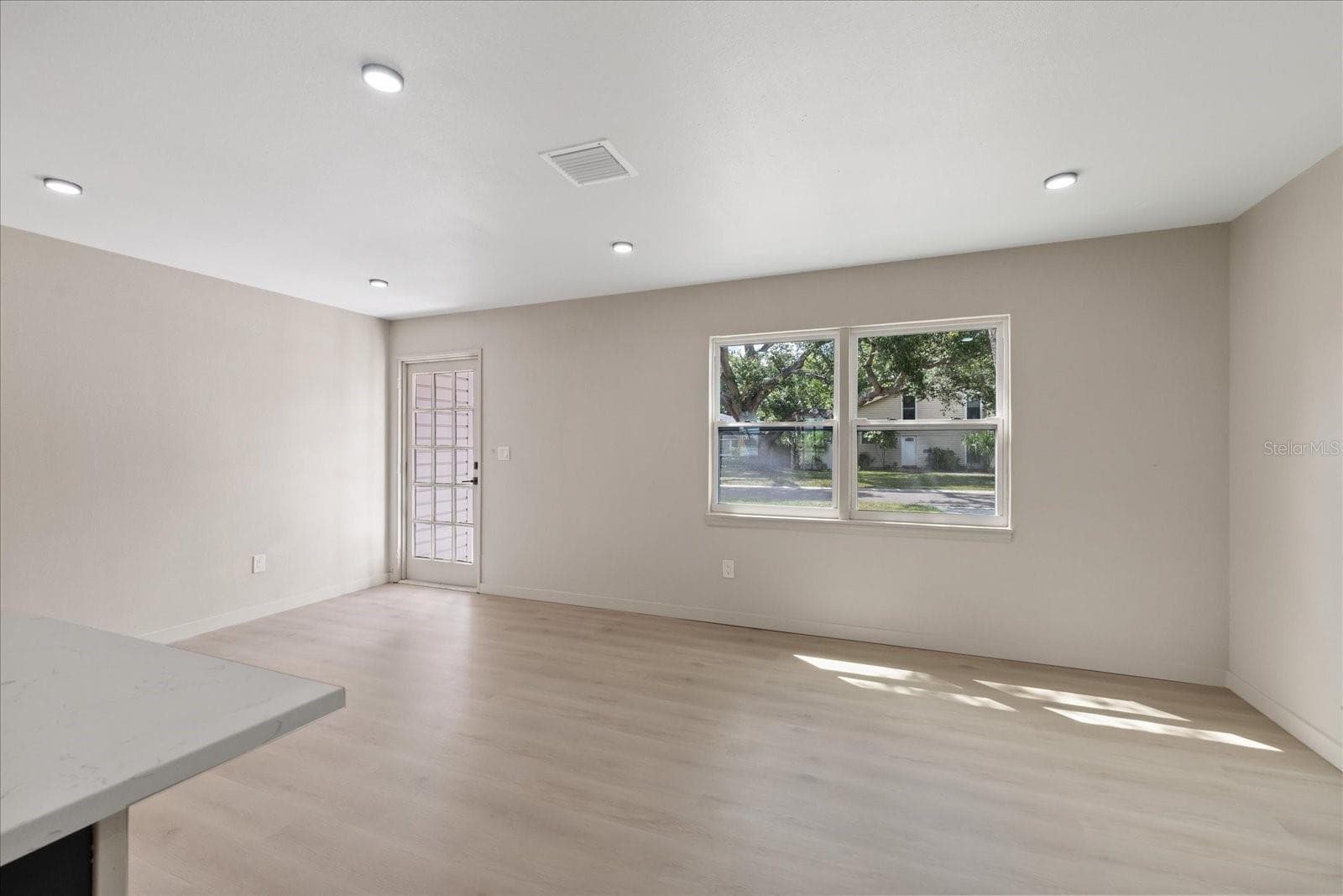 8211 Diagonal Road N photo 06