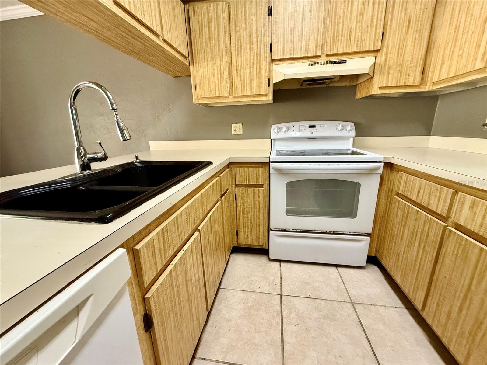 2735 SW 35th Place 601 photo 06