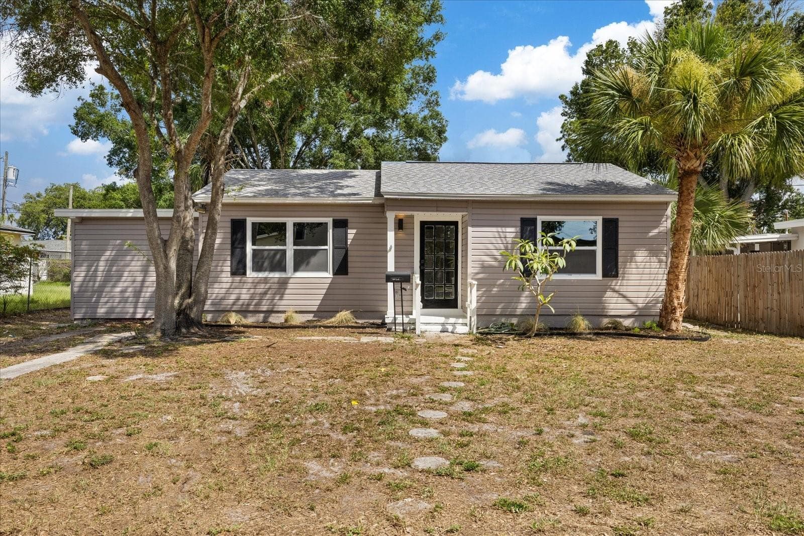 8211 Diagonal Road N photo 02
