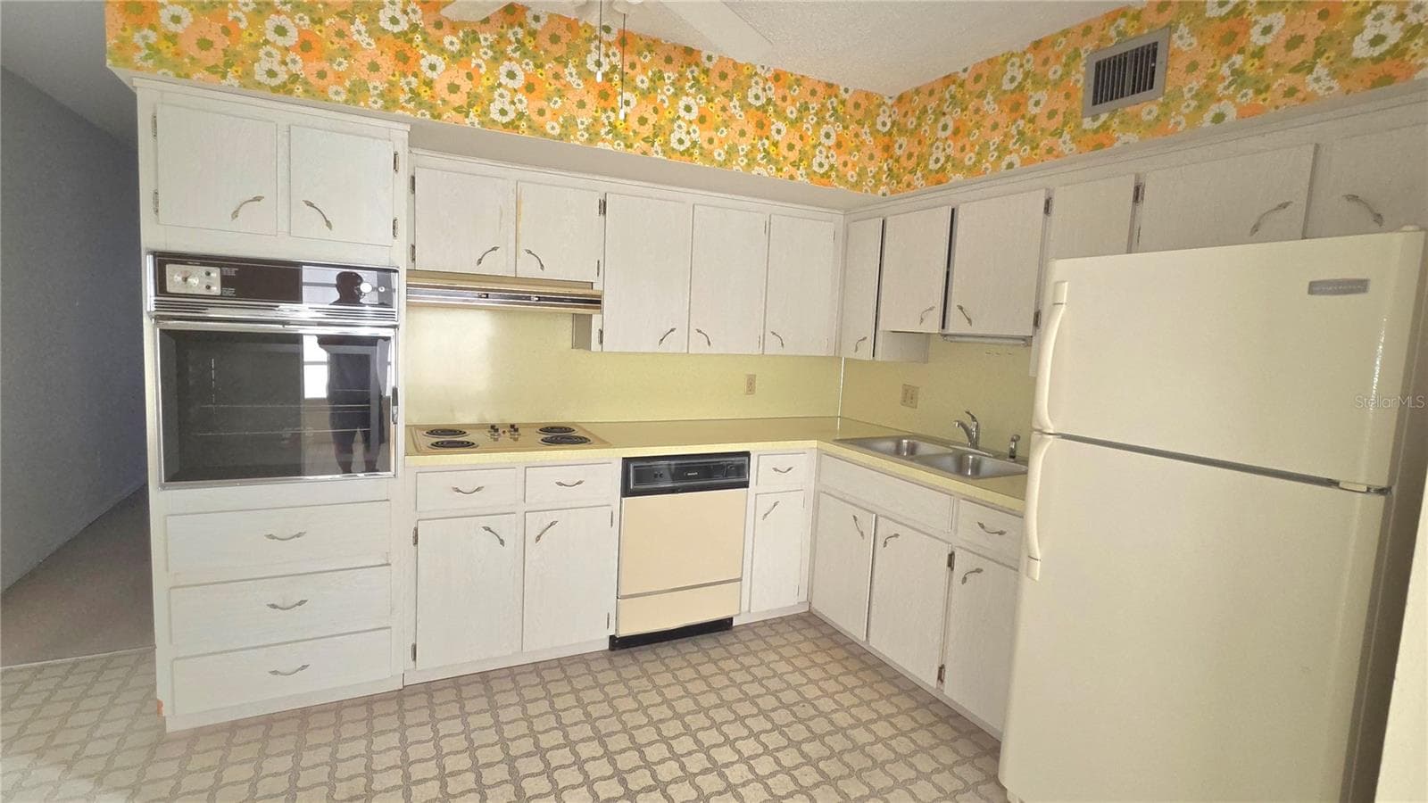 2402 Ecuadorian Way 48 photo 02