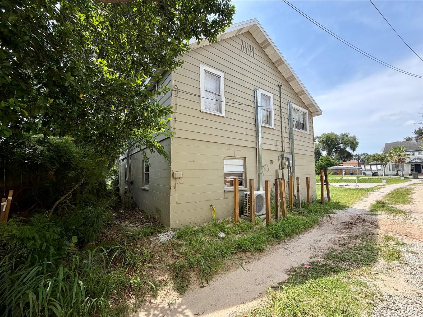 221 Avenue C NE photo 03