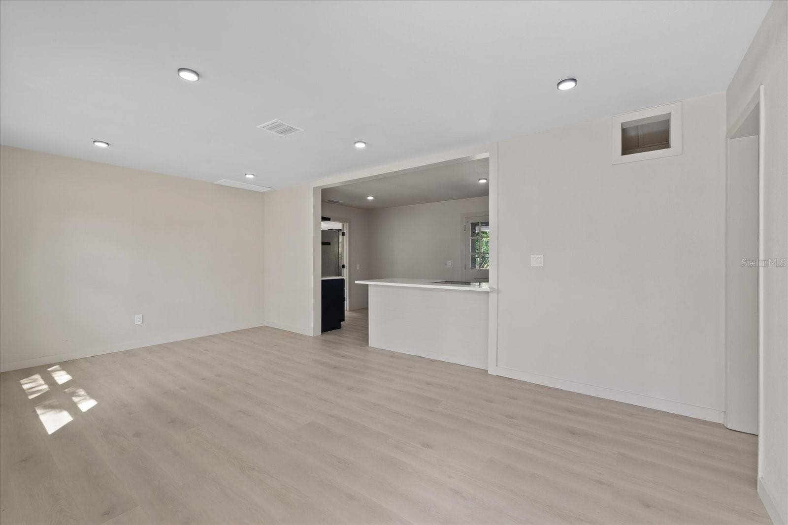 8211 Diagonal Road N photo 05