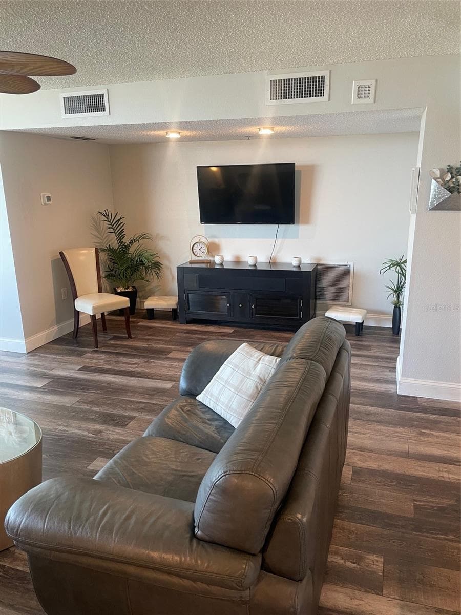 690 Island Way 1112 photo 06