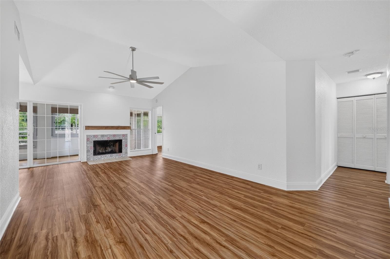 8352 Meadowbrook Drive 10 photo 05