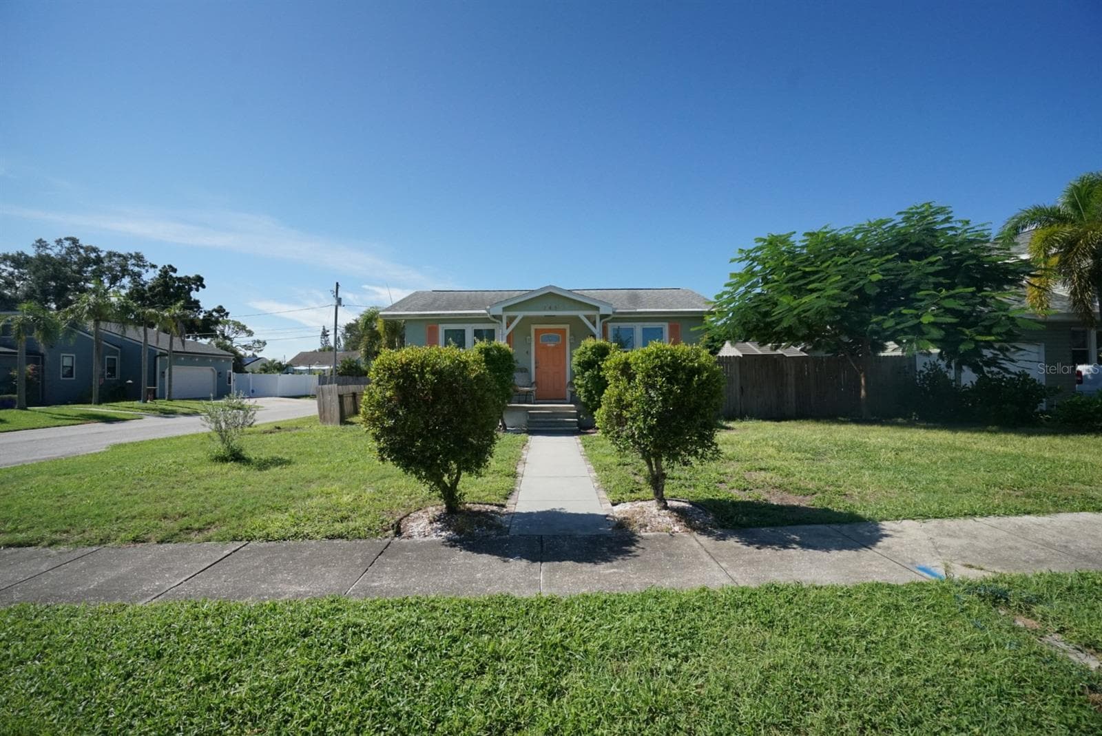 145 NE Lincoln Circle N photo 02