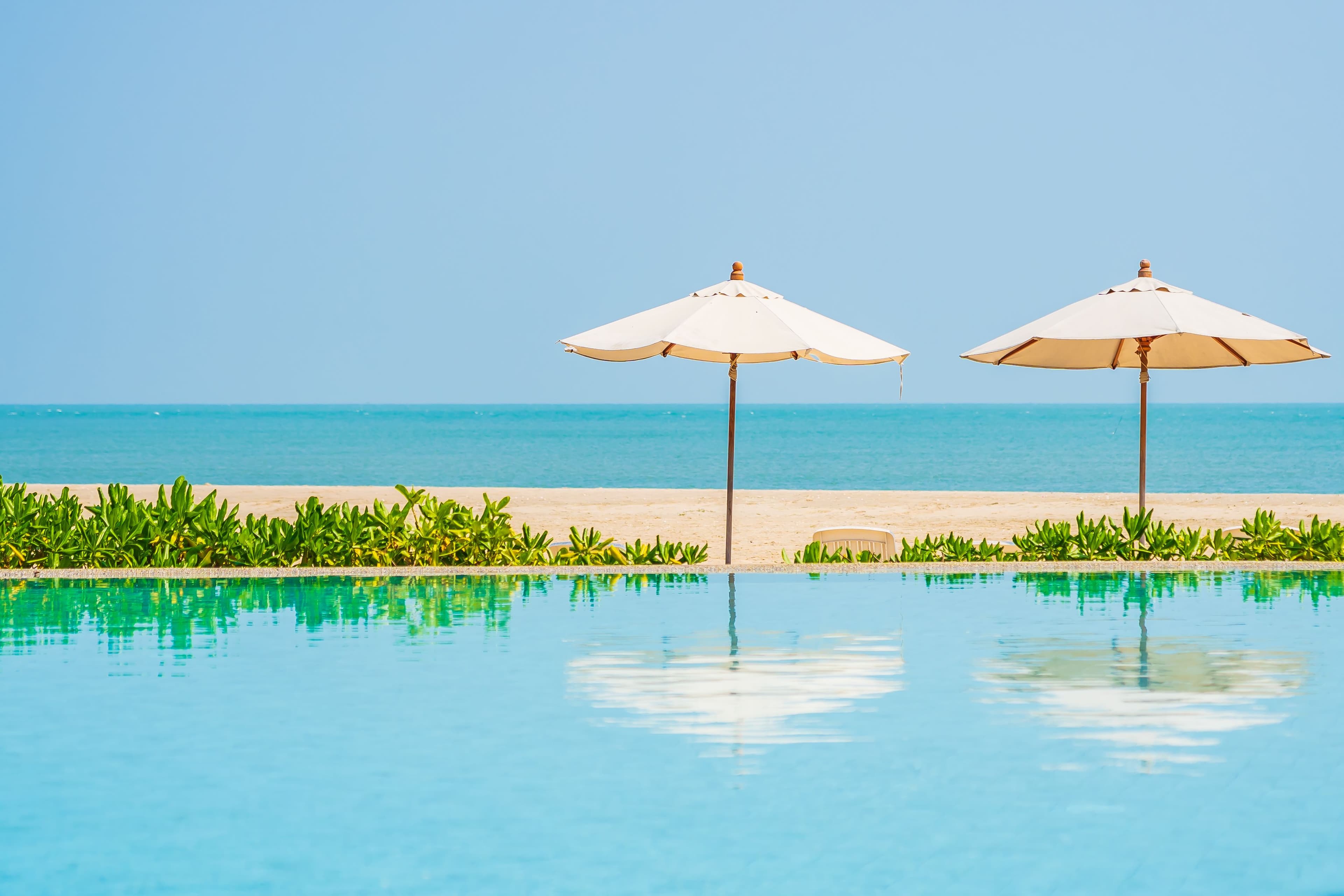 Salt Water vs Chlorine Pools: Florida Luxury Guide